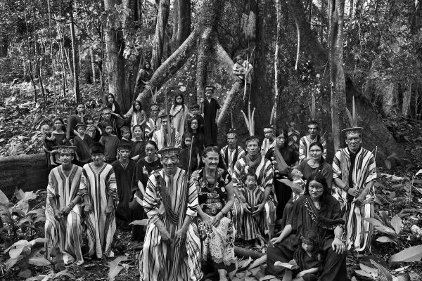 10. Antônio, Piti, membros da família e outros Ashaninkas reunidos na Floresta - Foto de Sebastião Salgado